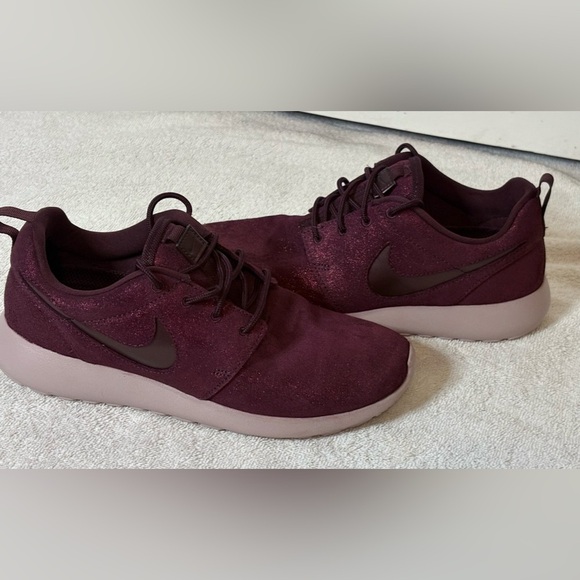 Nike Women’s  Roshe One Premium 'Metallic Mahogany' Running Shoes Size 7 - Picture 1 of 7
